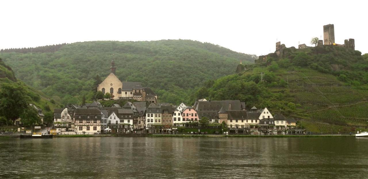 Gaestehaus Burgberg, Weinhaus Fries Kattenes Kültér fotó